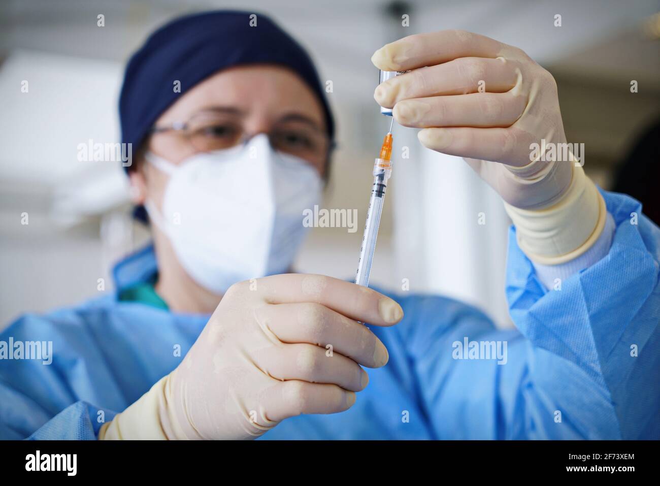 Preparazione di siringhe con dose di vaccino pronto per l'inoculazione nel centro di vaccinazione italiano. Torino - Aprile 2021 Foto Stock