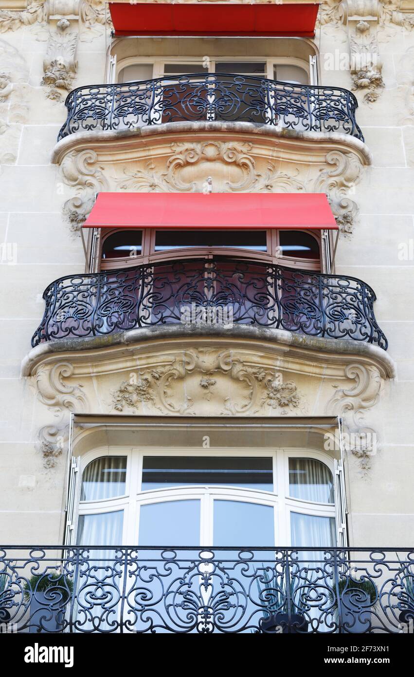 Tradizionale casa francese con i tipici balconi e finestre. Parigi, Francia. Foto Stock