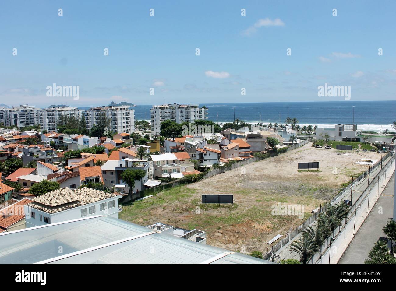 Rio de Janeiro, Brasile, 4 aprile 2021. Terreno da utilizzare per la costruzione di tre blocchi di costruzione nel quartiere barra da Tijuca, nella parte ovest di Foto Stock