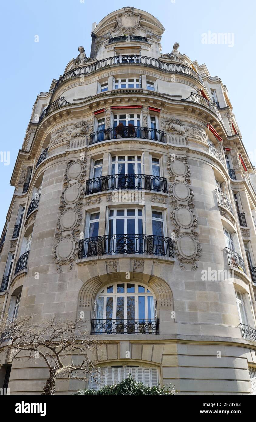 Tradizionale casa francese con i tipici balconi e finestre. Parigi, Francia. Foto Stock