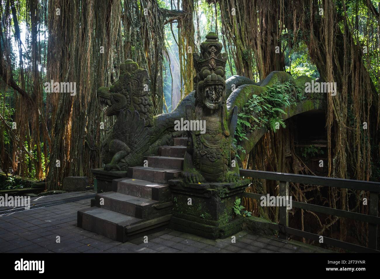 Ponte di pietra sopra la gola presso il sacro Santuario della Foresta delle scimmie a Ubud, Bali, Indonesia. Foto Stock