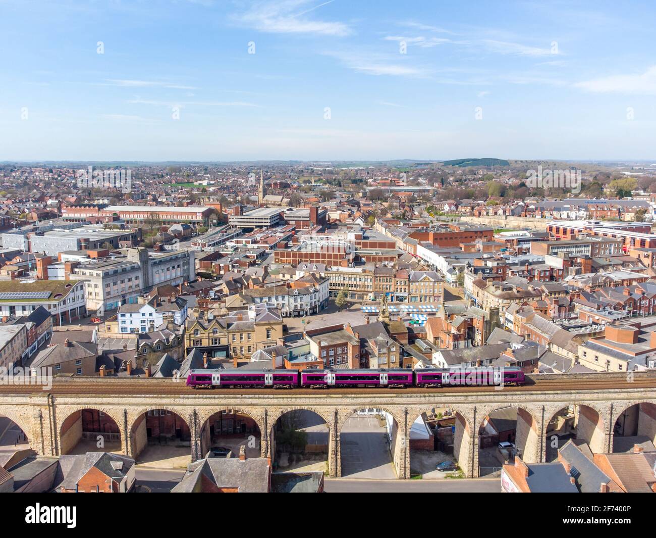 Mansfield Town Inghilterra città vista aerea della città con grande lungo ferrovia di pietra viadotto archi treno che passa sopra ponte con città vecchio mercato posto Foto Stock