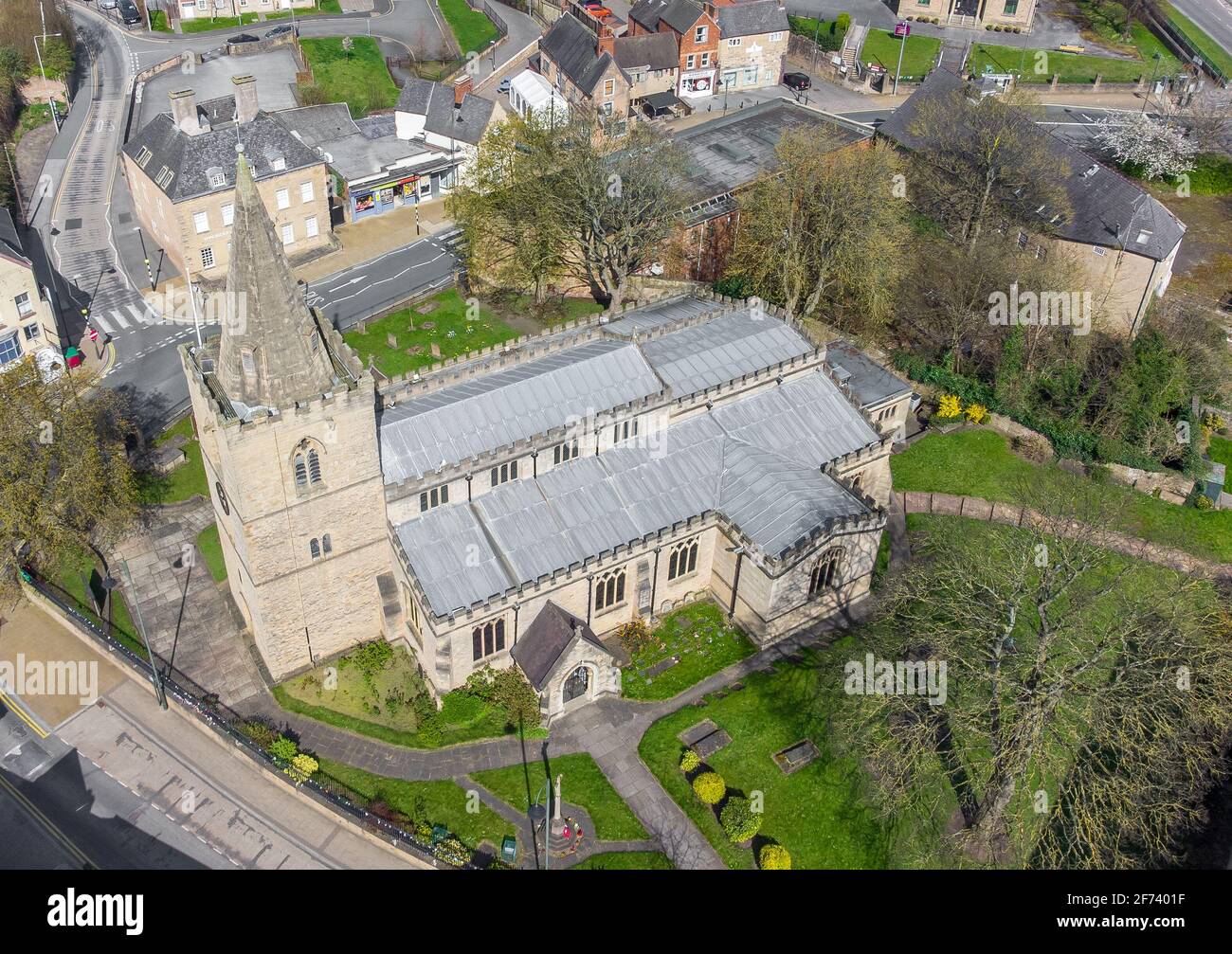 Vista aerea di Mansfield da sopra il drone della parrocchia di San Pietro e della chiesa di Pauls situata nel centro della città di Nottinghamshire. Grado i elencato Foto Stock