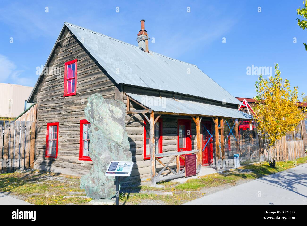 L'esterno dello storico edificio del museo McBride si trova a Whitehorse, Yukon Territory, Canada. Foto Stock