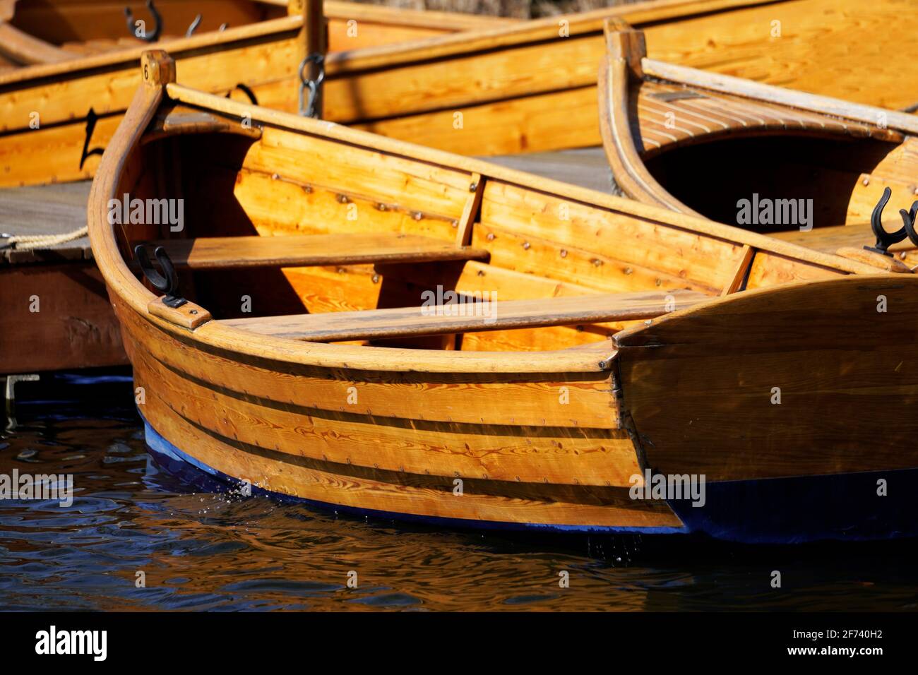 Abbandonate barche a remi in legno su un lago d'inverno. Foto Stock