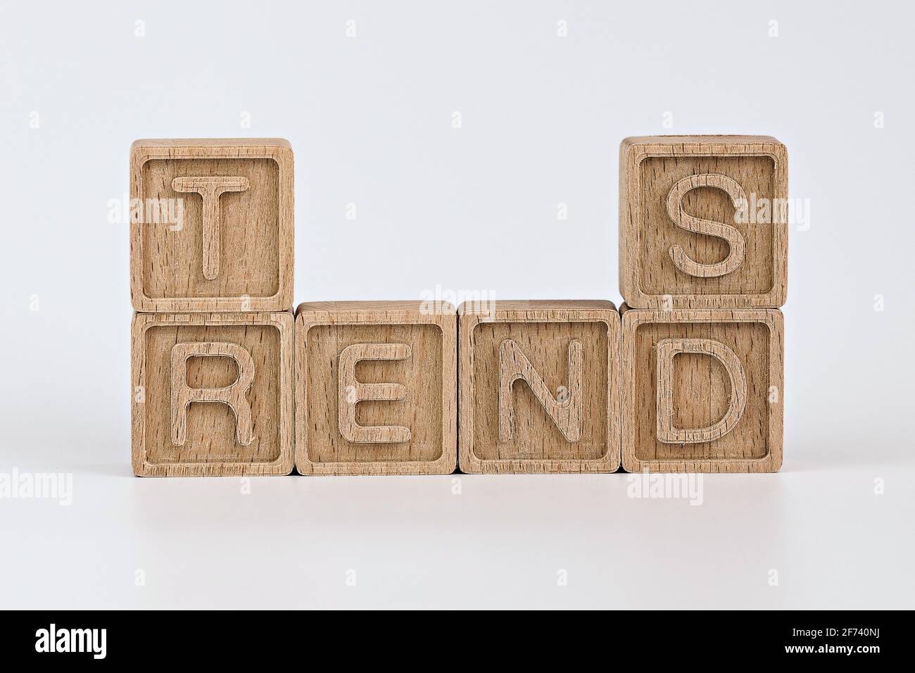 foto sul tema delle tendenze. cubi di legno con la parola 'tendenze', su sfondo bianco Foto Stock