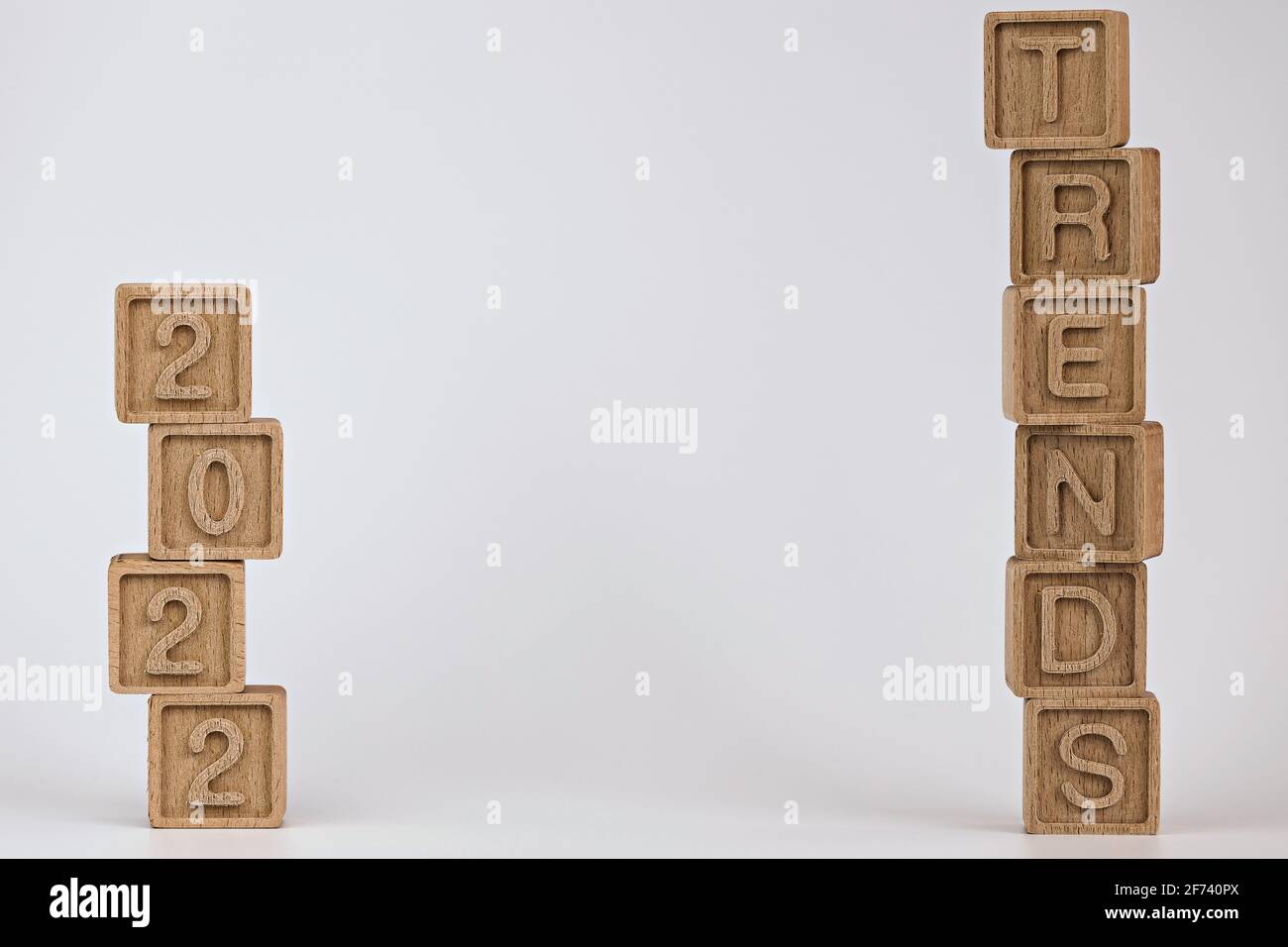 foto sul tema delle tendenze. cubi di legno con la parola 'tendenze' e numeri '2022', su sfondo bianco. foto con spazio per il testo Foto Stock