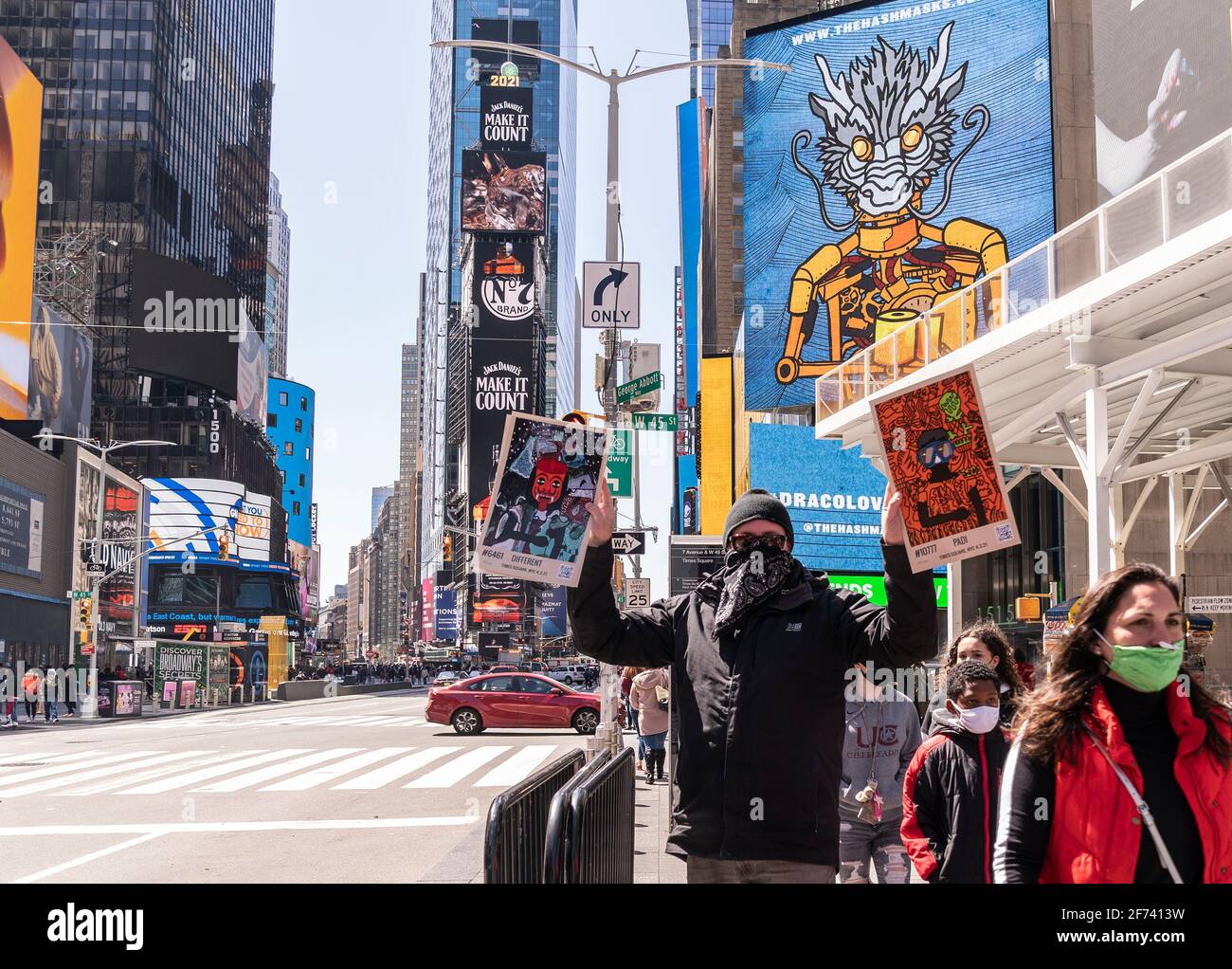 New York, Stati Uniti. 03 Apr 2021. Il collettivo d'arte di Hashmask promuove il lancio del loro Web site su Times Square. Hashmasks è un'arte digitale vivente da collezione creata da oltre 70 artisti in tutto il mondo. (Foto di Lev Radin/Pacific Press) Credit: Pacific Press Media Production Corp./Alamy Live News Foto Stock