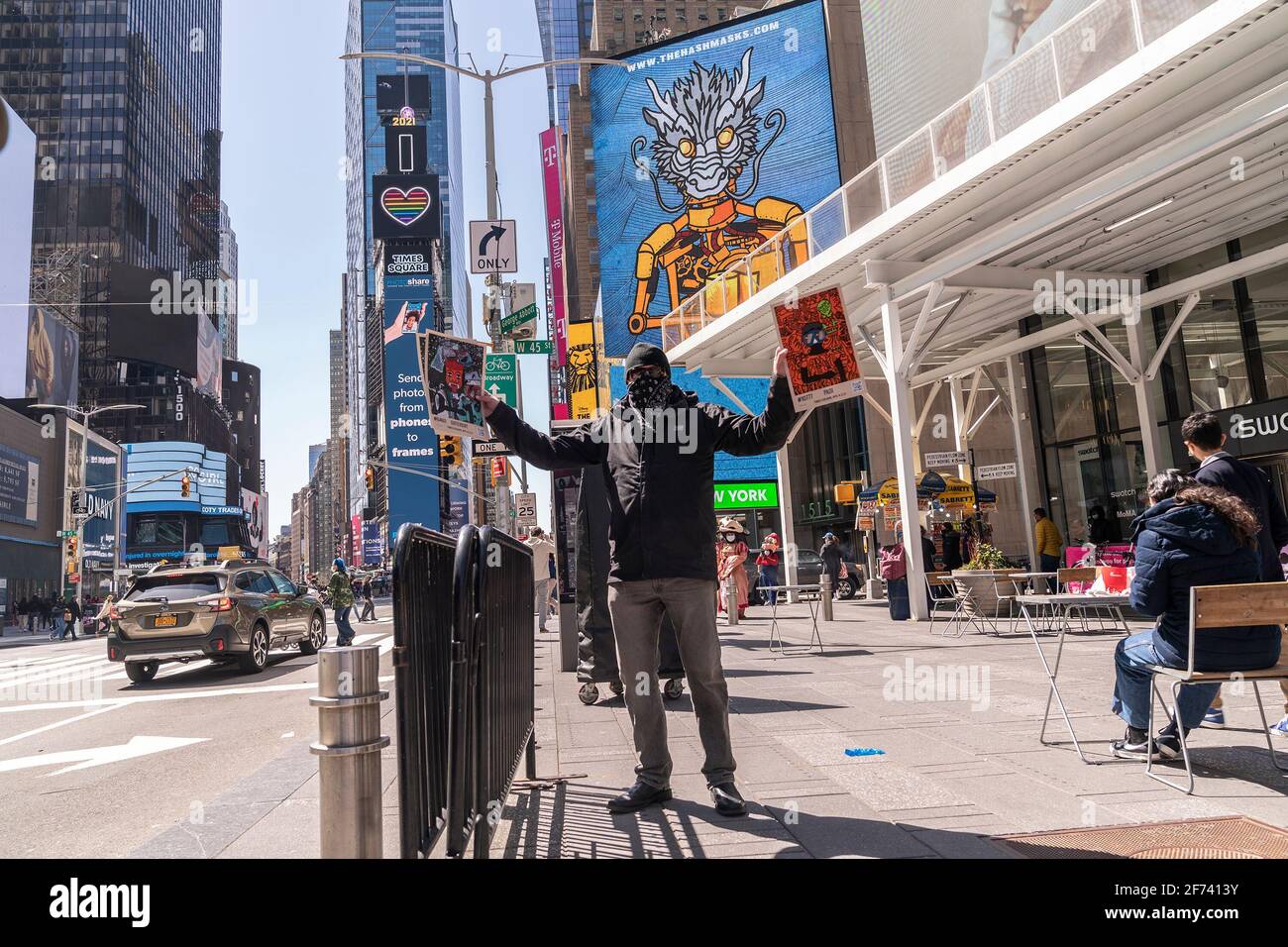 New York, Stati Uniti. 03 Apr 2021. Il collettivo d'arte di Hashmask promuove il lancio del loro Web site su Times Square. Hashmasks è un'arte digitale vivente da collezione creata da oltre 70 artisti in tutto il mondo. (Foto di Lev Radin/Pacific Press) Credit: Pacific Press Media Production Corp./Alamy Live News Foto Stock
