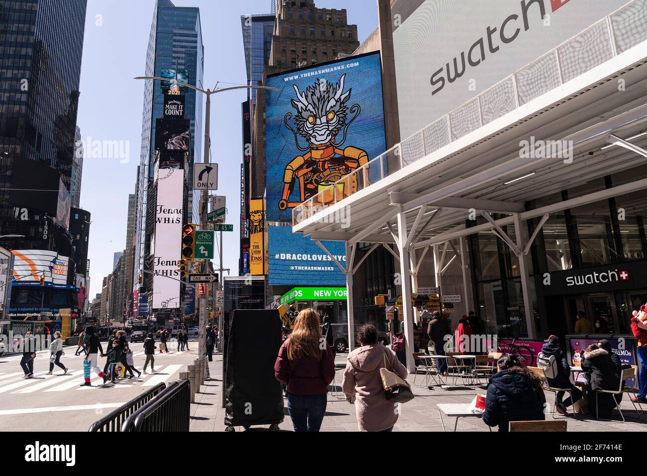 New York, Stati Uniti. 03 Apr 2021. Il collettivo d'arte di Hashmask promuove il lancio del loro Web site su Times Square. Hashmasks è un'arte digitale vivente da collezione creata da oltre 70 artisti in tutto il mondo. (Foto di Lev Radin/Pacific Press) Credit: Pacific Press Media Production Corp./Alamy Live News Foto Stock