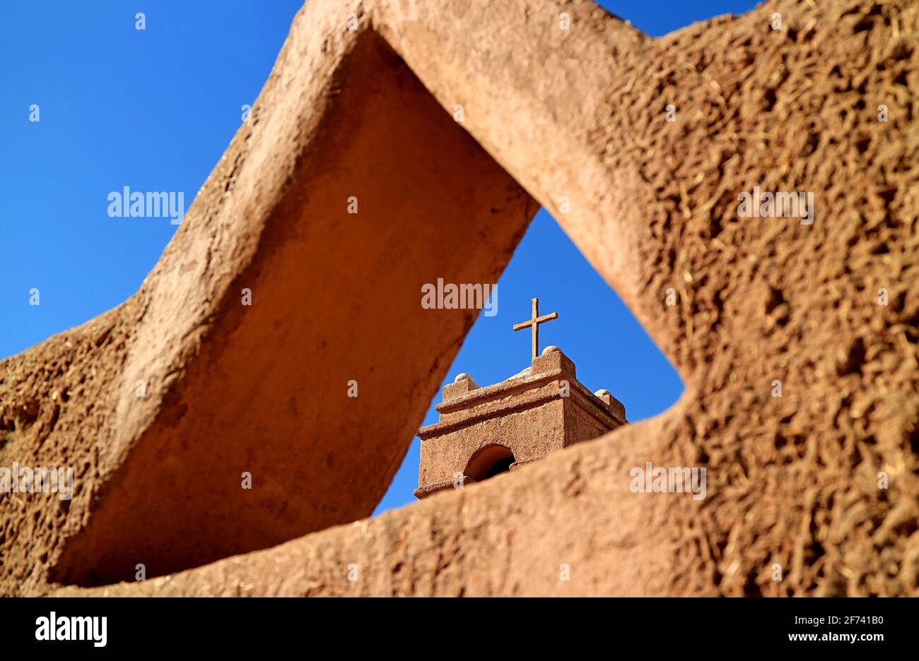 Croce del Campanile della Chiesa di San Pedro de Atacama, Monumento storico nella provincia di El Loa del Cile settentrionale Foto Stock