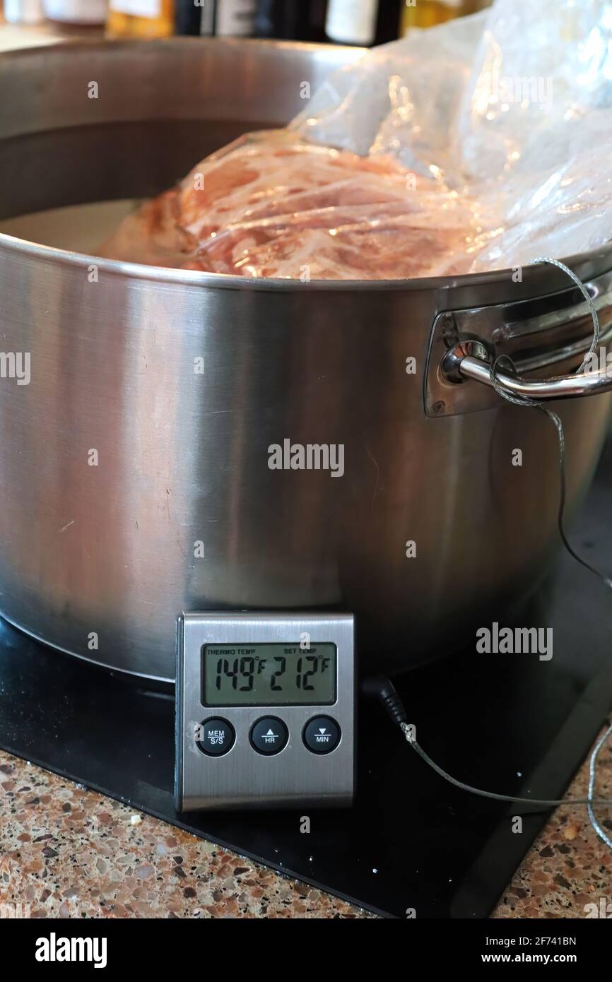 Una gamba di maiale che è sous vide a casa Foto Stock