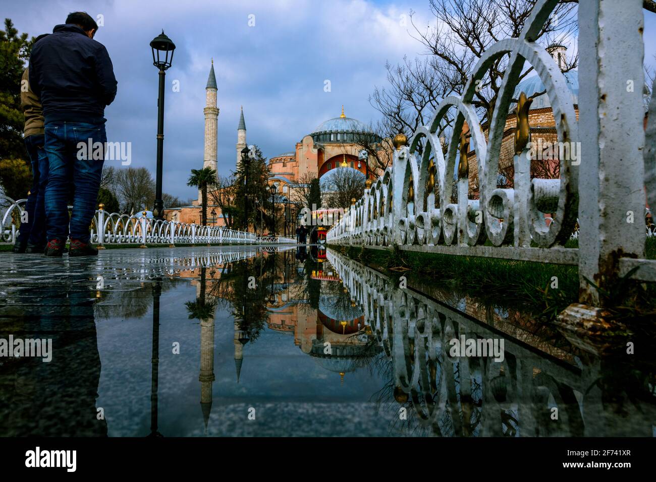 Istanbul Turchia - 3.3.2021: Riflessione della Santa Sofia. Istanbul e hagia sophia foto di sfondo. Turisti in Piazza Sultanahmet. Viaggia verso Turk Foto Stock
