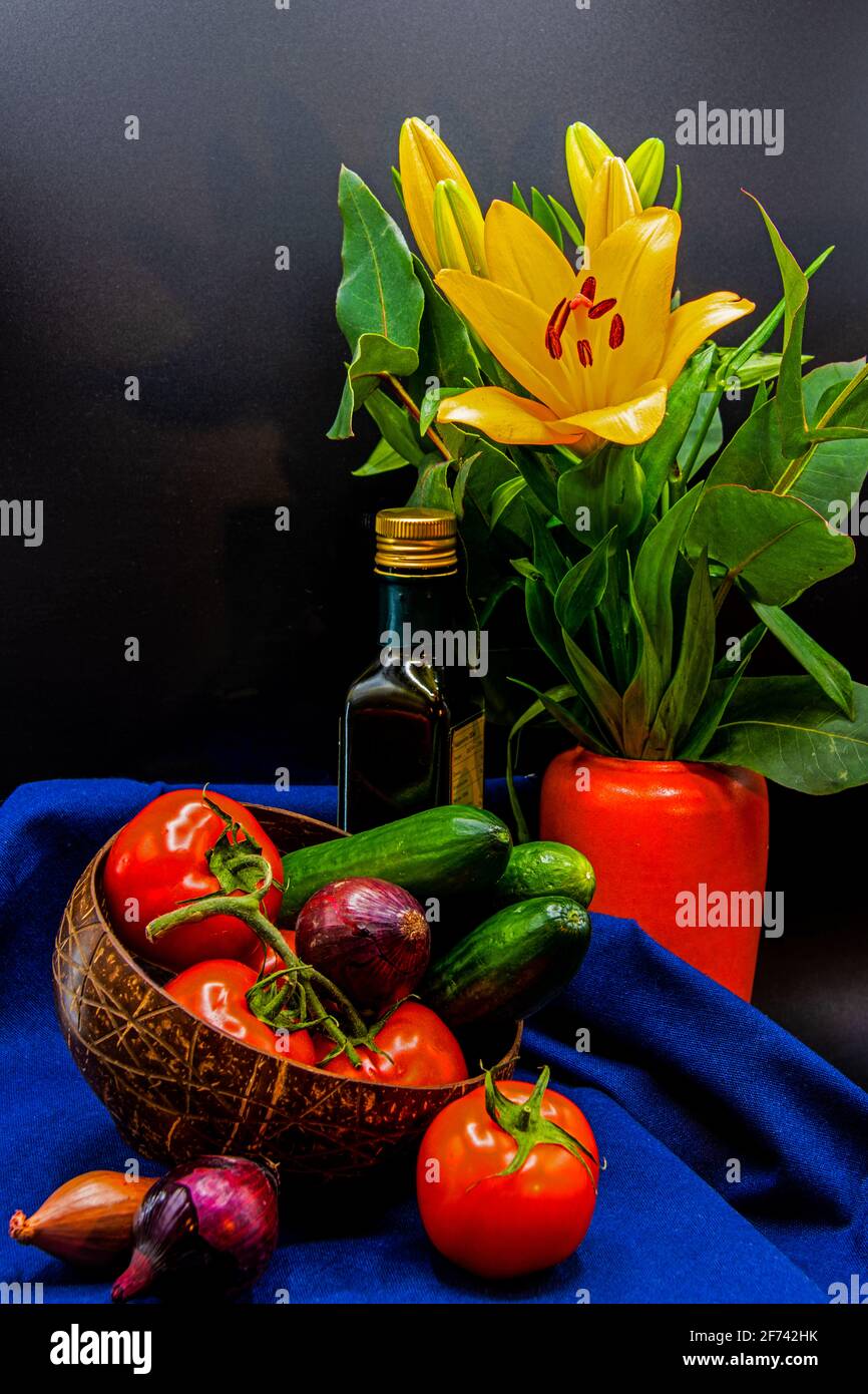 verdure fresche come pomodori, cetrioli, olio d'oliva e cipolle per preparare un'insalata di stagione Foto Stock