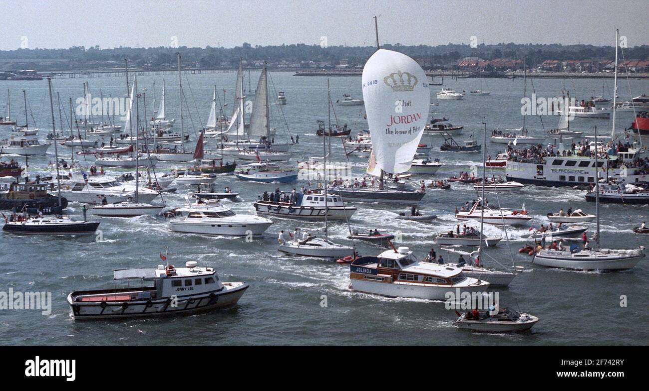 FOTO DI NOTIZIE AJAX. 1990. SOUTHAMPTON, INGHILTERRA. - WHITBREAD INTORNO AL FINISHER MONDIALE DI GARA - LA BARCA DA MAIDEN, SCUOIATA DA TRACY EDWARDS, L'UNICA ENTRATA CON UN EQUIPAGGIO TUTTA RAGAZZA, ARRIVA AL TRAGUARDO CIRCONDATO DA UNA FLOTTA DI BENE-WISHERS. PHOTO:JONATHAN EASTLAND/AJAX REF:902205 28 Foto Stock