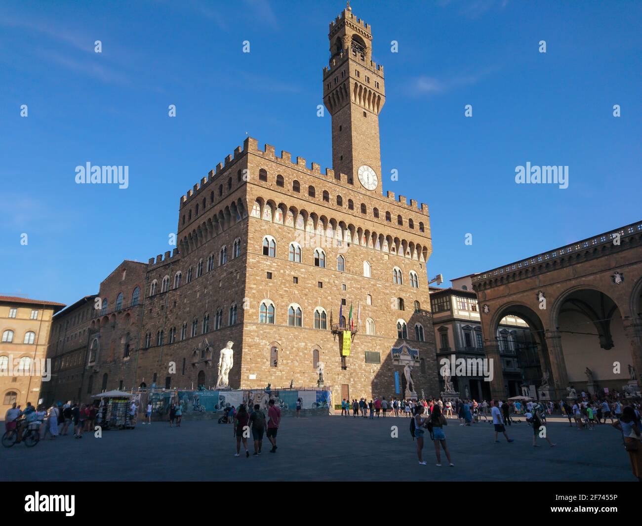 Firenze - 12 agosto 2019: Vista di Palazzo Vecchio da Piazza della Signoria. Fortificato, palazzo del 13 ° secolo con camere decorate e. Foto Stock