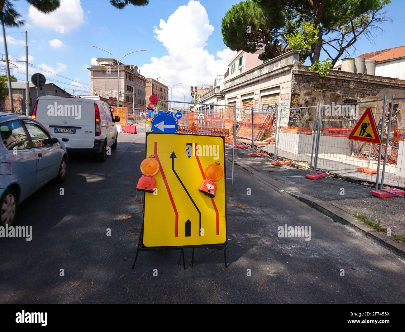 Roma, Italia - 18 agosto 2019: Segnale stradale in ricostruzione, deviazione per le strade della città Foto Stock