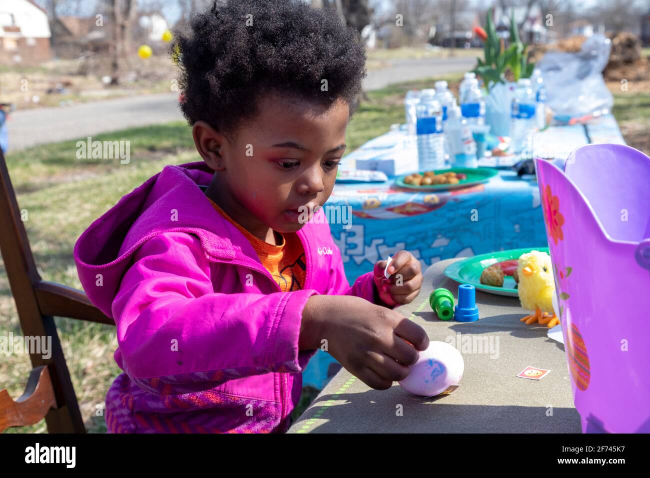 Detroit, Michigan, Stati Uniti. 4 Apr 2021. I bambini decorano le uova di pasqua prima di una caccia alle uova di Pasqua in un lotto libero nel quartiere di Morningside. Credit: Jim West/Alamy Live News Foto Stock