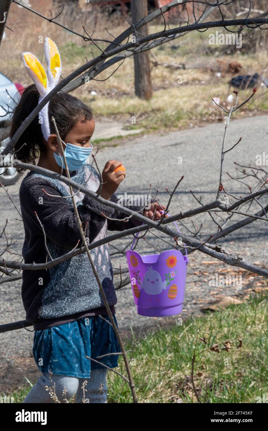 Detroit, Michigan, Stati Uniti. 4 Apr 2021. I bambini partecipano a una caccia alle uova di Pasqua in un lotto libero nel quartiere di Morningside. Credit: Jim West/Alamy Live News Foto Stock