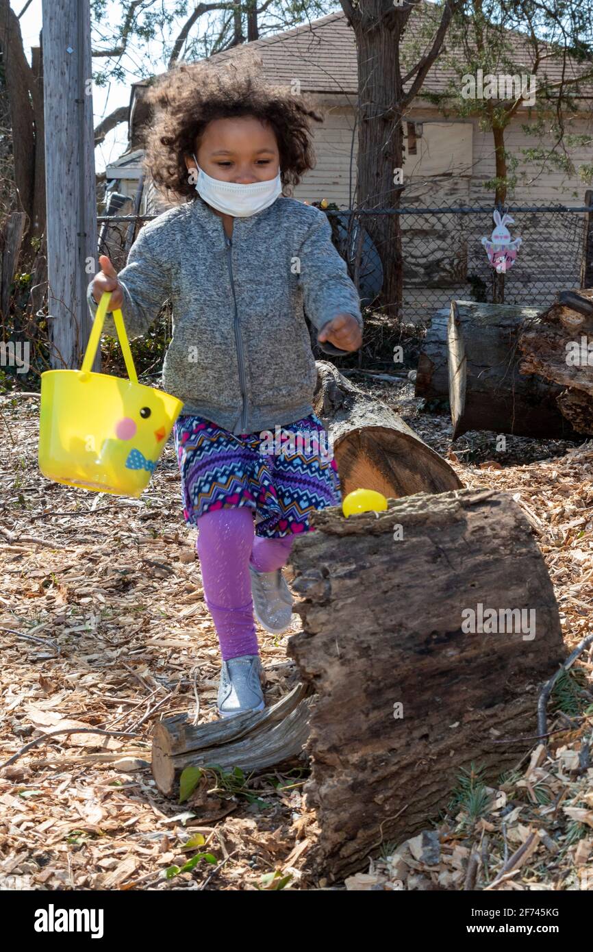 Detroit, Michigan, Stati Uniti. 4 Apr 2021. I bambini partecipano a una caccia alle uova di Pasqua in un lotto libero nel quartiere di Morningside. Credit: Jim West/Alamy Live News Foto Stock