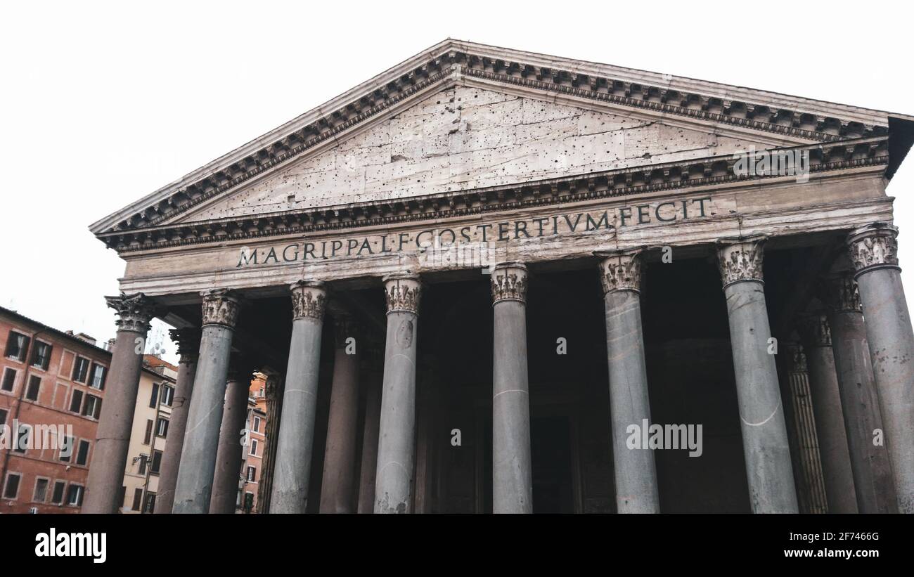 Pantheon facciata a Roma, Italia. Famoso antico tempio romano costruito intorno al 118 al 125 d.C. con una cupola e colonnato. Ingresso frontale con colonne Foto Stock