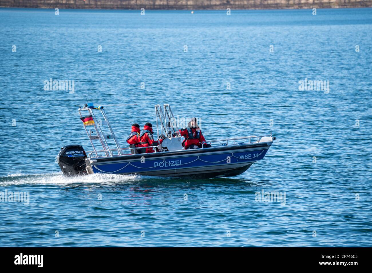 Das kleine Einsatzboot al MRB 55 BK, Polizeiboot WSP 14 der Wasserschutzpolizei (WSP), Boot mit Trailern der Polizei Sachsen, 'RIESA' und 'D' am Heck, Foto Stock