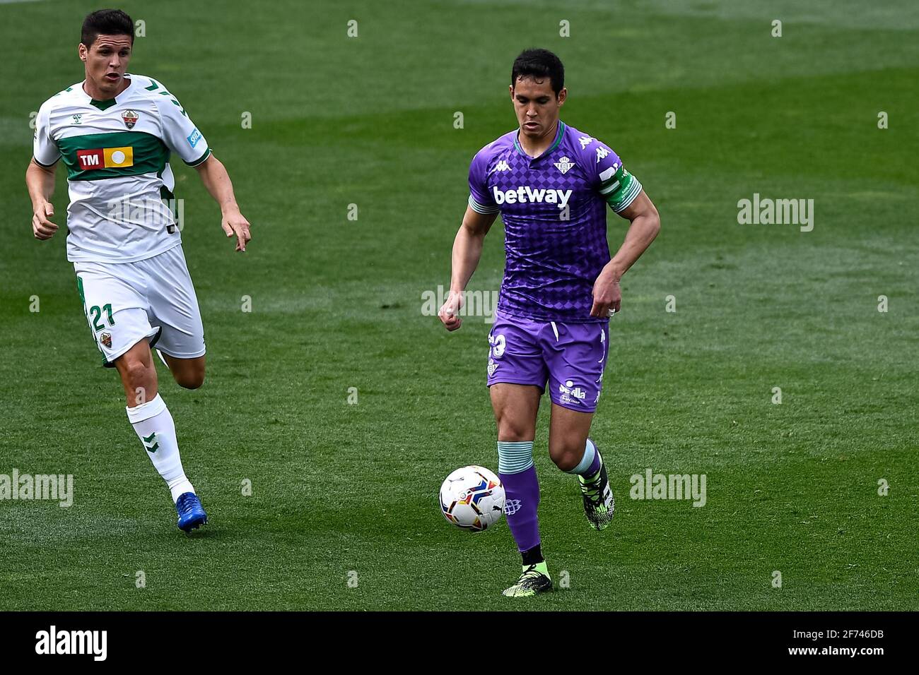 ELCHE, SPAGNA - 4 APRILE: Aissa Mandi di Real Betis durante la Liga Santander partita tra Elche CF e Real Betis all'Estadio Manuel Martinez Valero Foto Stock