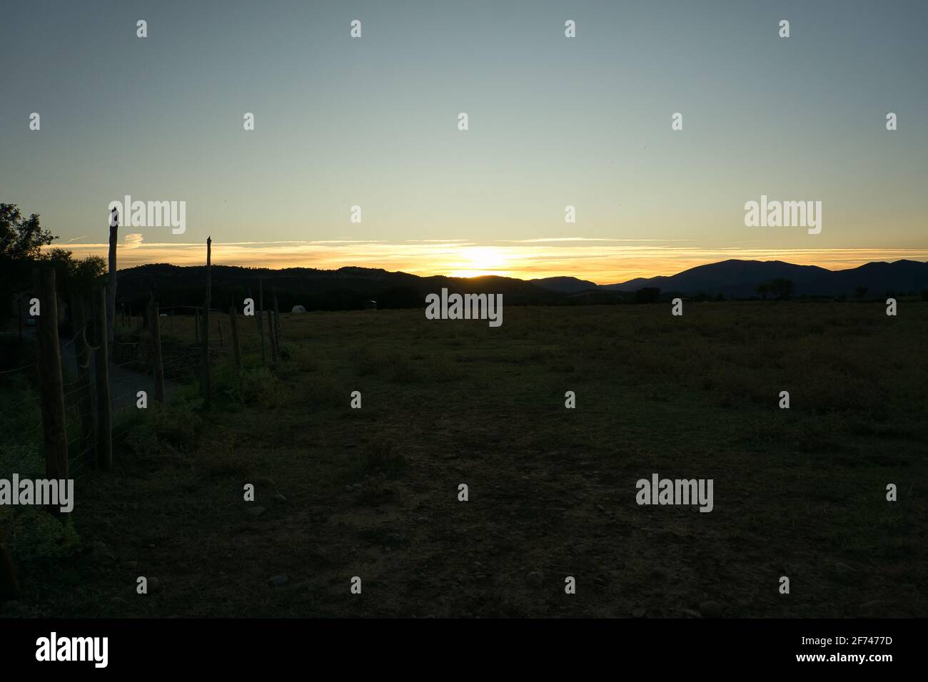 Tramonto nella città di Gerbe, nei Pirenei aragonesi, situato a Huesca, Spagna. Vista Foto Stock
