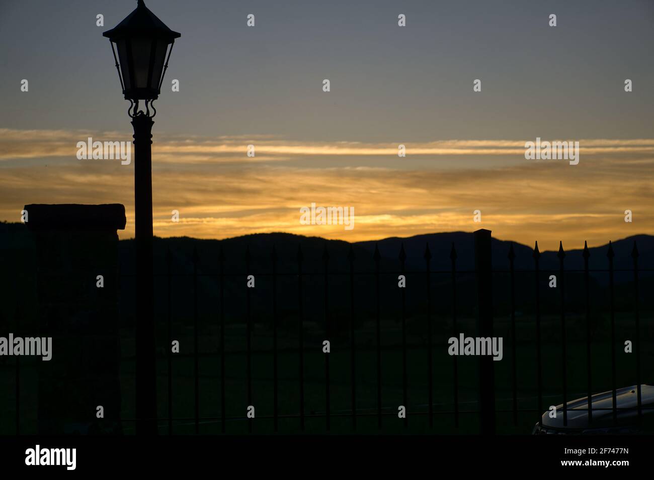 Tramonto nella città di Gerbe, nei Pirenei aragonesi, situato a Huesca, Spagna. Vista Foto Stock