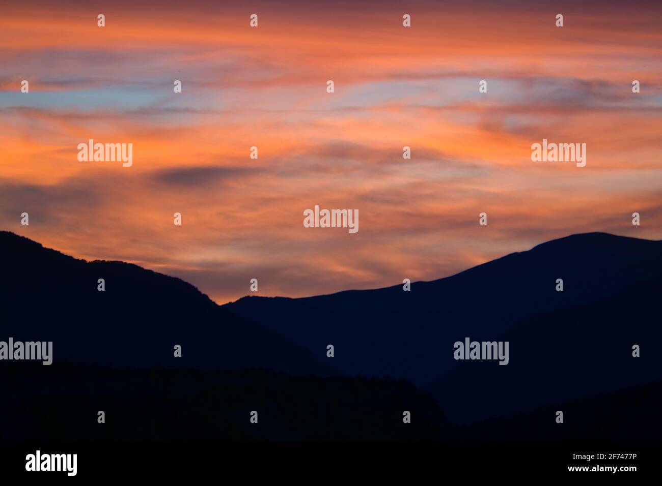 Tramonto nella città di Gerbe, nei Pirenei aragonesi, situato a Huesca, Spagna. Vista Foto Stock