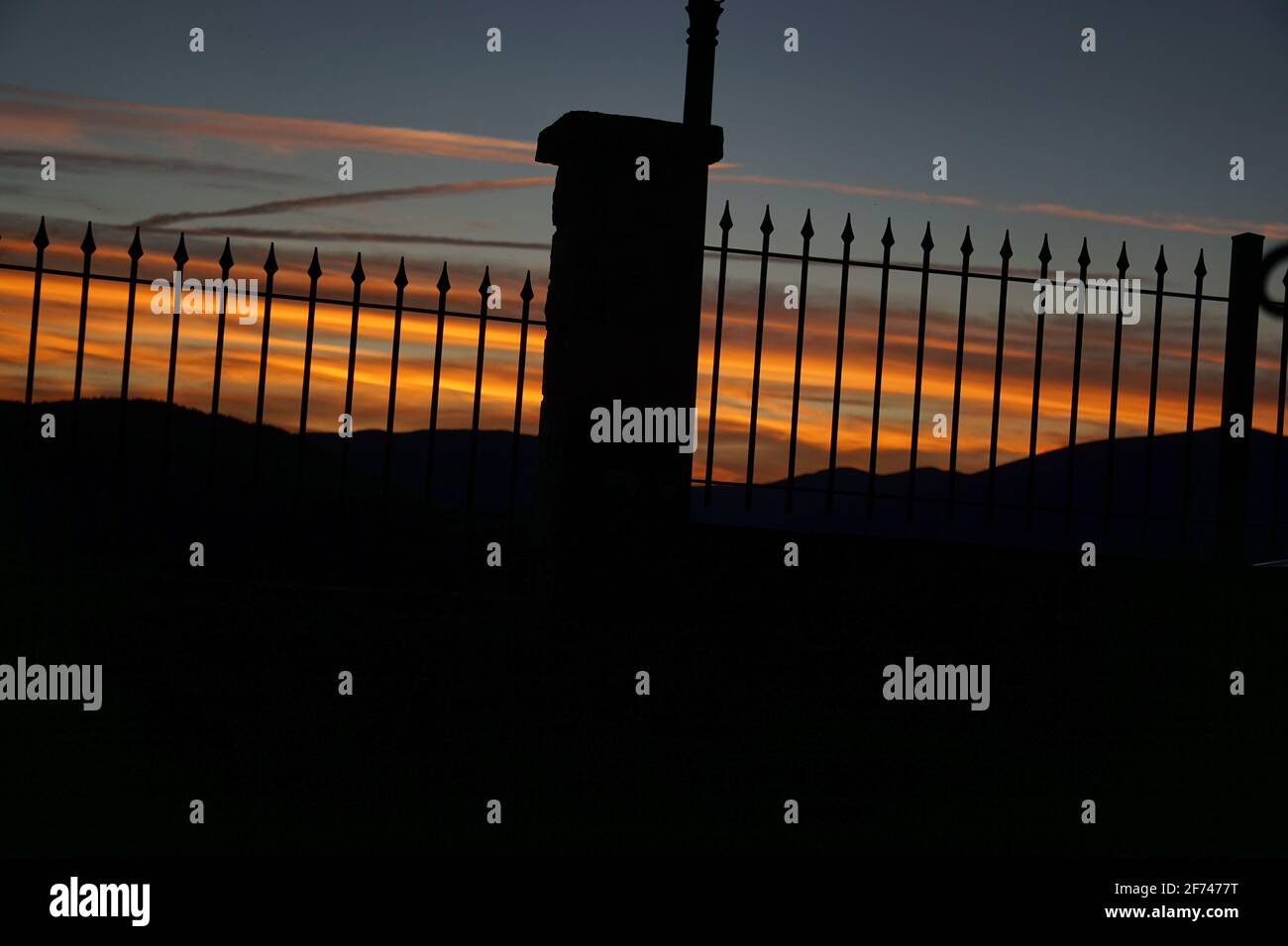 Tramonto nella città di Gerbe, nei Pirenei aragonesi, situato a Huesca, Spagna. Vista Foto Stock