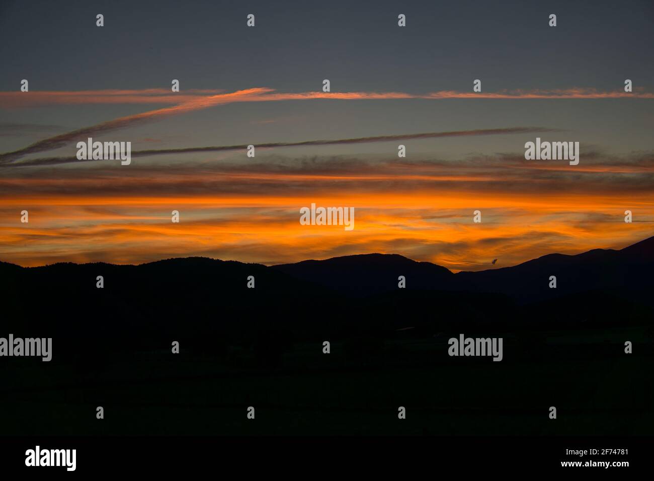 Tramonto nella città di Gerbe, nei Pirenei aragonesi, situato a Huesca, Spagna. Vista Foto Stock