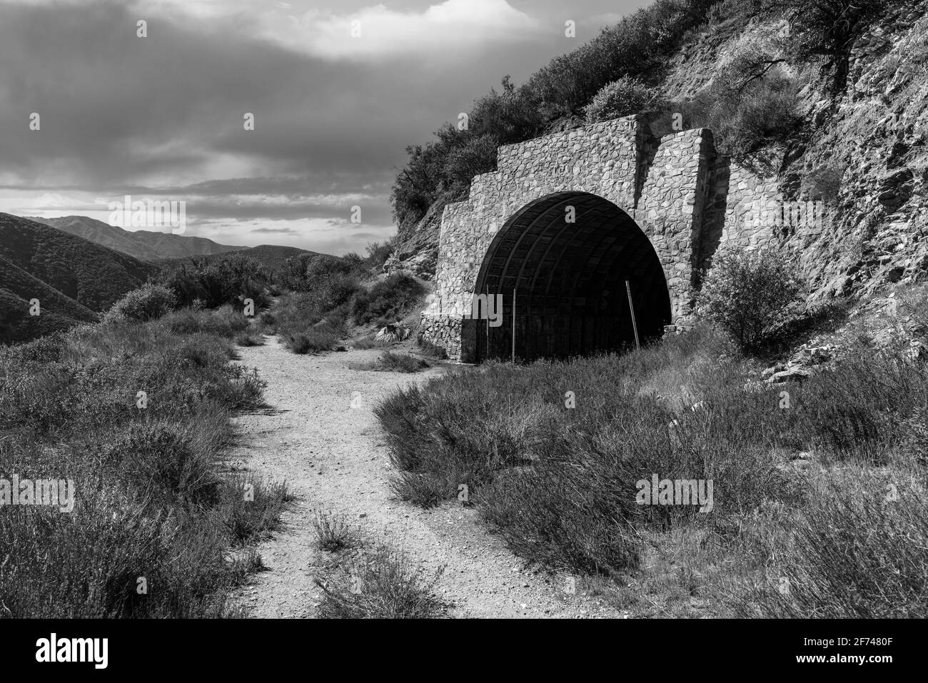 Vista in bianco e nero del tunnel fino al nulla su Shoemaker Canyon Road nel San Gabriel National Monument sopra Los Angeles California. Foto Stock