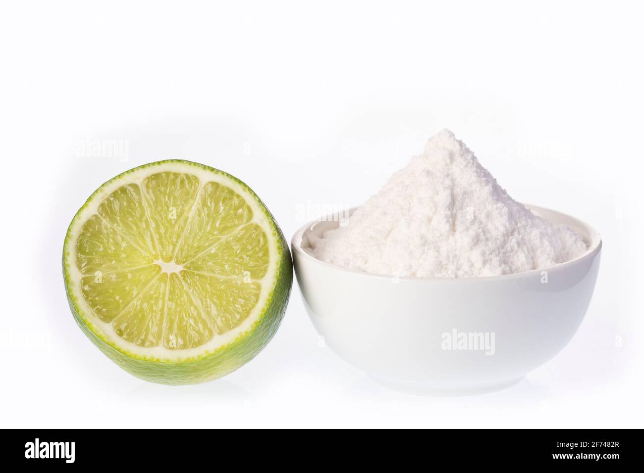 Il succo di limone mescolato con bicarbonato di sodio è un semplice rimedio ciò porta grandi benefici al corpo Foto Stock