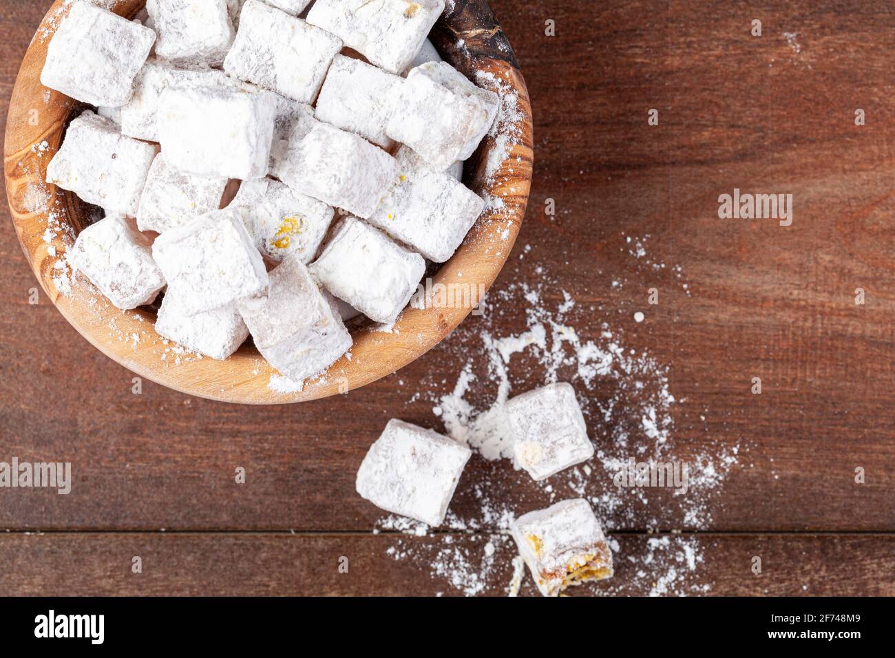 Closeup immagine isolata della tradizionale delizia turca, un dessert popolare in Turchia con consistenza gommosa e pezzi di noce all'interno. Cubi della swe Foto Stock