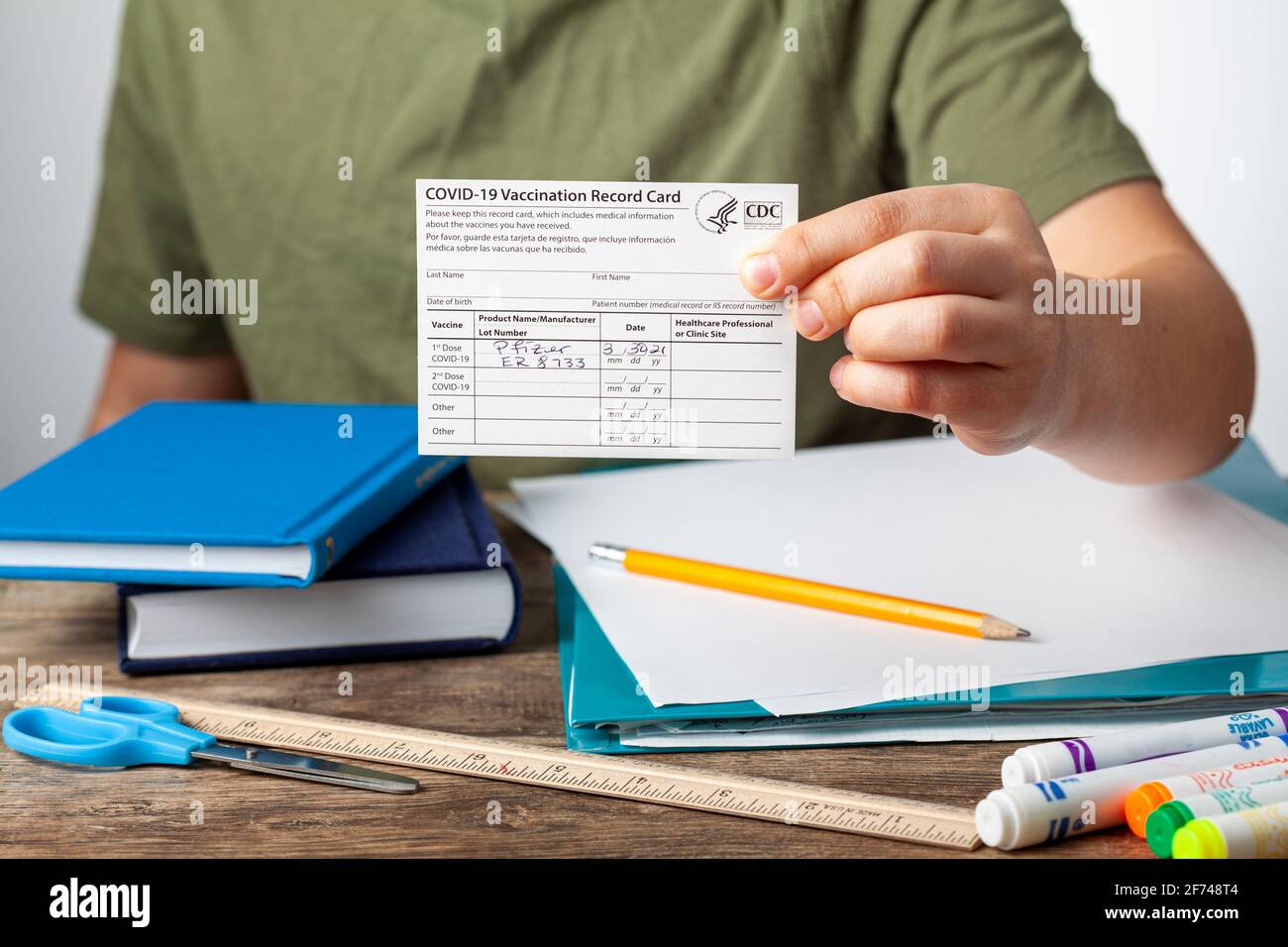 04-02-2021 Clarksburg, MD, USA: Si prevede che i bambini riceveranno i vaccini prima dell'inizio dell'anno scolastico. Immagine concettuale un maschio elementare Foto Stock