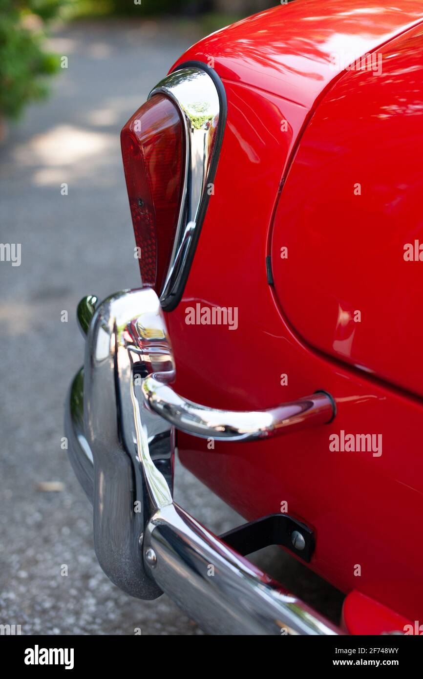 D'epoca rossa 1960 NSU Prinz 1960 parcheggiato di fronte a un fienile in Québec, Canada Foto Stock
