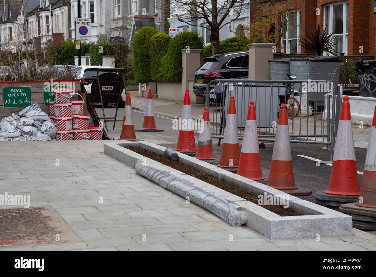 La riconfigurazione del flusso di traffico sullo svincolo di Wellesley Road con A 205, chiusura attraverso il traffico, Chiswick West London, Regno Unito Foto Stock