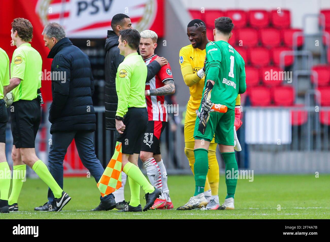 EINDHOVEN, PAESI BASSI - 4 APRILE: Portiere Yvon Mvogo di PSV Eindhoven, portiere Janis Blaswich di Heracles Almelo durante l'Eredivisie olandese Foto Stock
