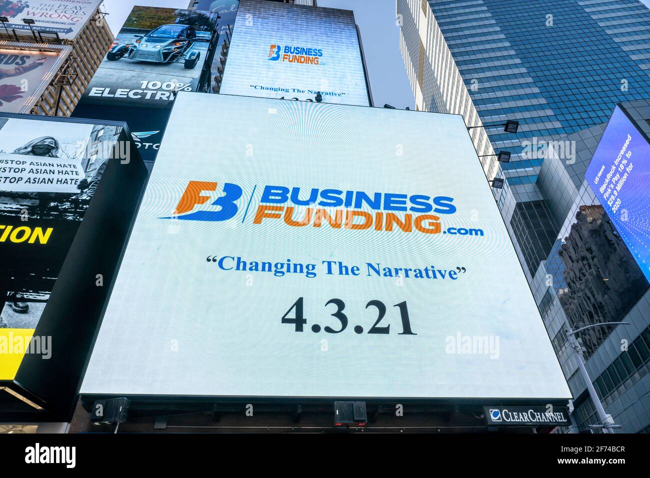 NEW YORK, NY – 3 APRILE: Un cartello del BusinessFunding.Com visto durante un pranzo BusinessFunding.Com a Times Square il 3 aprile 2021 a New Foto Stock