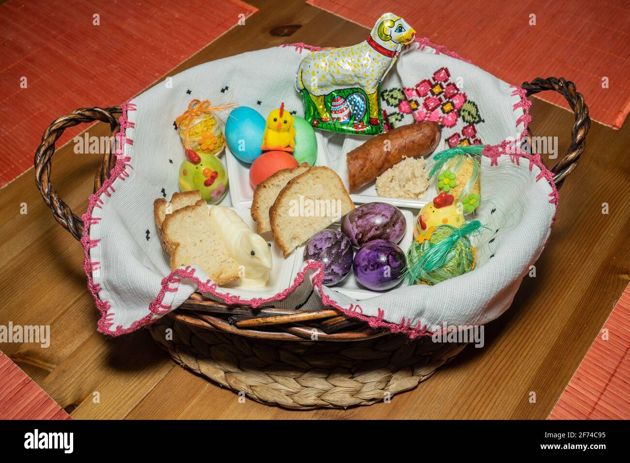 La benedizione dei cesti pasquali, è una delle tradizioni polacche più durature e amate del sabato Santo di Pasqua. Foto Stock