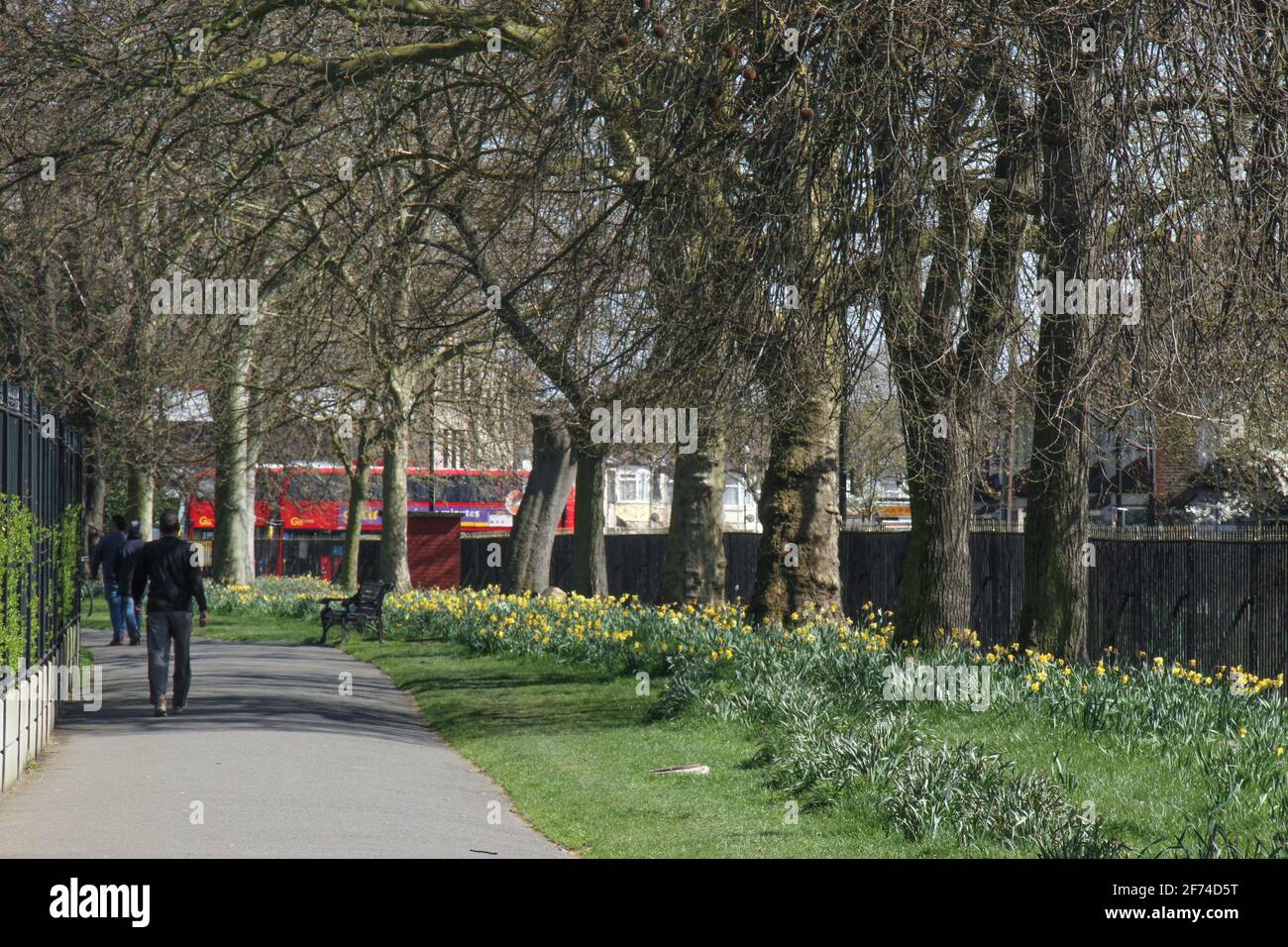 Londra, Regno Unito. 04th Apr 2021. Un uomo cammina su un sentiero all'interno di Central Park a Newham il primo fine settimana dopo il primo passo di chiusura. Il 29 marzo è stato revocato l'ordine di ‘STay Home, che ha permesso alle persone di incontrarsi all'aperto in gruppi di sei o come due famiglie. Boris Johnson è disposto ad aggiornare il paese il lunedì circa i prossimi passi fuori di blocco, sulla possibilità per l'Inghilterra di passare alla fase successiva di riapertura. (Foto di David Mbiyu/SOPA Images/Sipa USA) Credit: Sipa USA/Alamy Live News Foto Stock