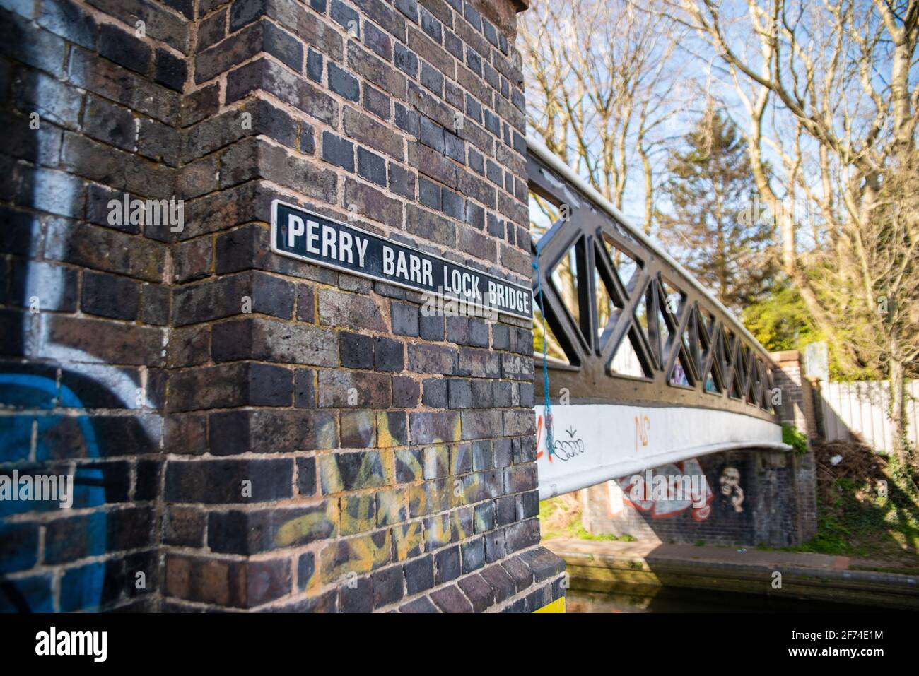 Ponte Perry Barr Lock a Perry Barr Locks sul canale Tame, Birmingham, Regno Unito Foto Stock