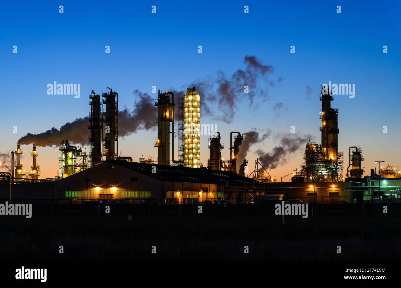 Torri al crepuscolo in un complesso industriale petrolchimico. Houston, Texas, Stati Uniti. Foto Stock