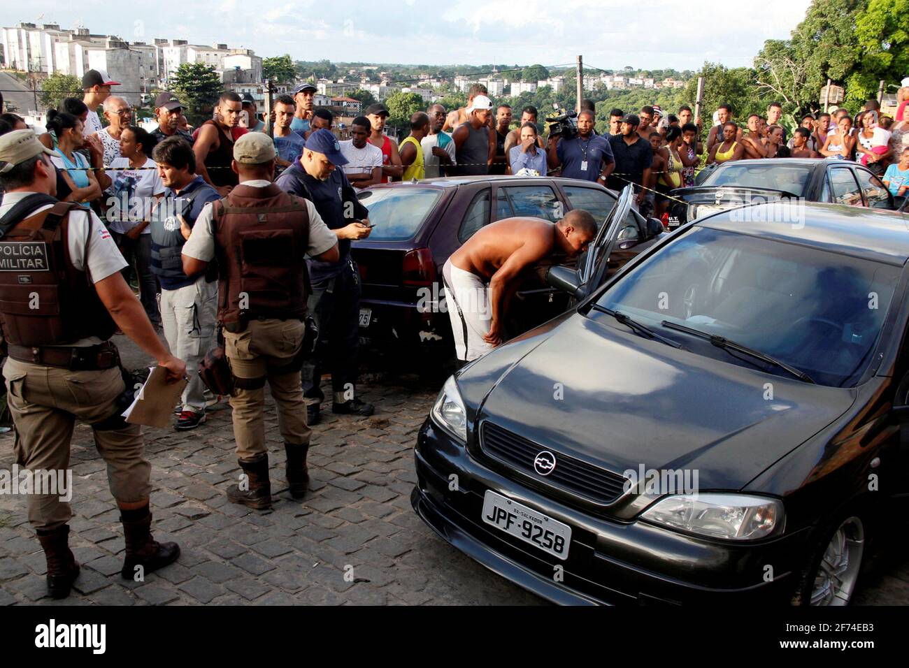 salvador, bahia / brasile - 2 luglio 2013: Scena del crimine in cui un uomo è assassinato nel quartiere di Aguas Claras nella città di Salvador. *** locale C Foto Stock