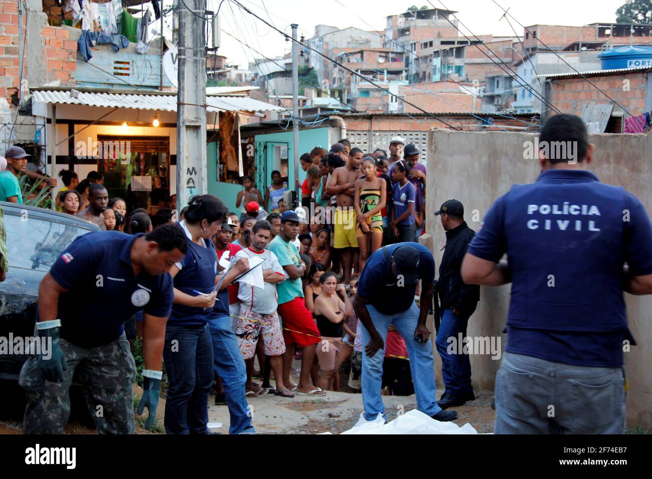 salvador, bahia / brasile - 22 gennaio 2013: Scena del crimine in cui il giovane è assassinato con 20 colpi, nel quartiere di Pau da Lima nella città di Foto Stock