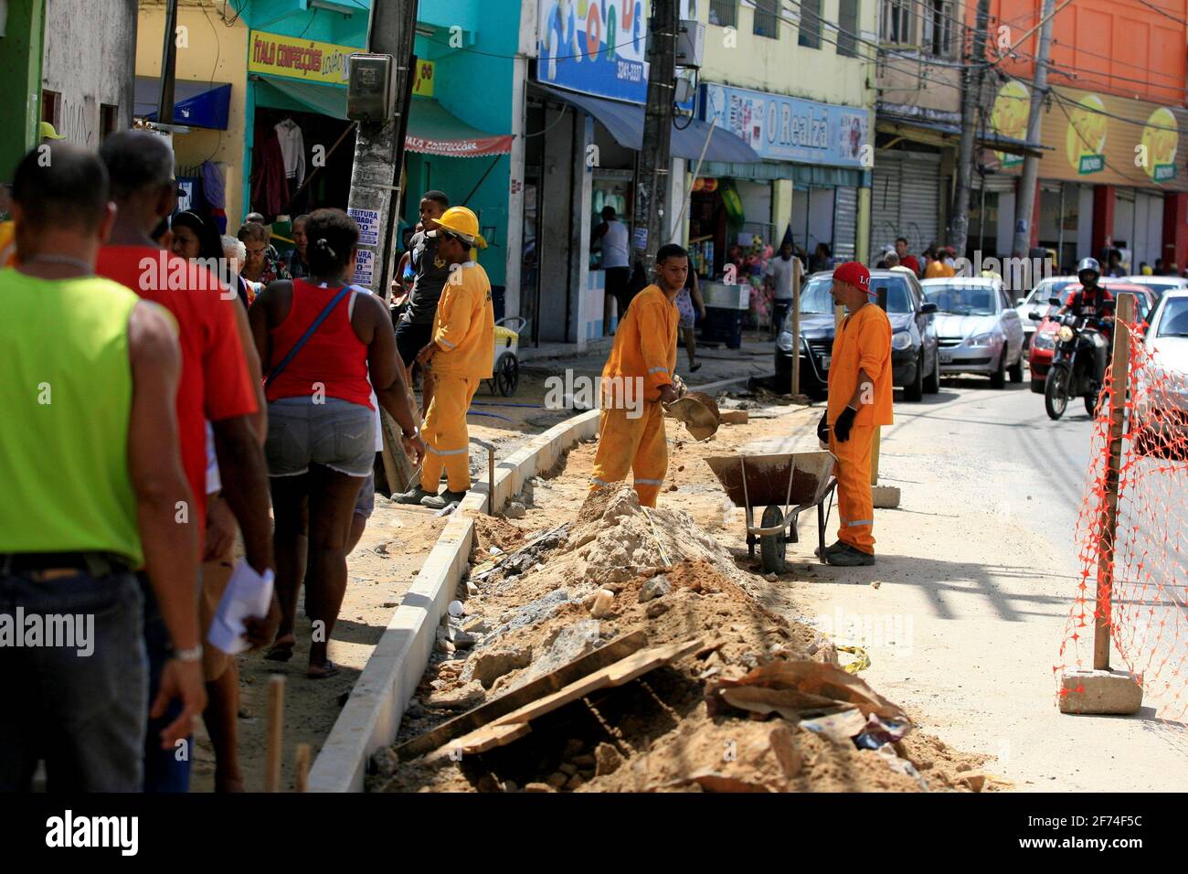 salvador, bahia, brasile - 2 maggio 2014: I pedoni affrontano problemi a camminare sul lungomare di Av. Seabra - Baixa dos Sapateiros - in Salvador, du Foto Stock