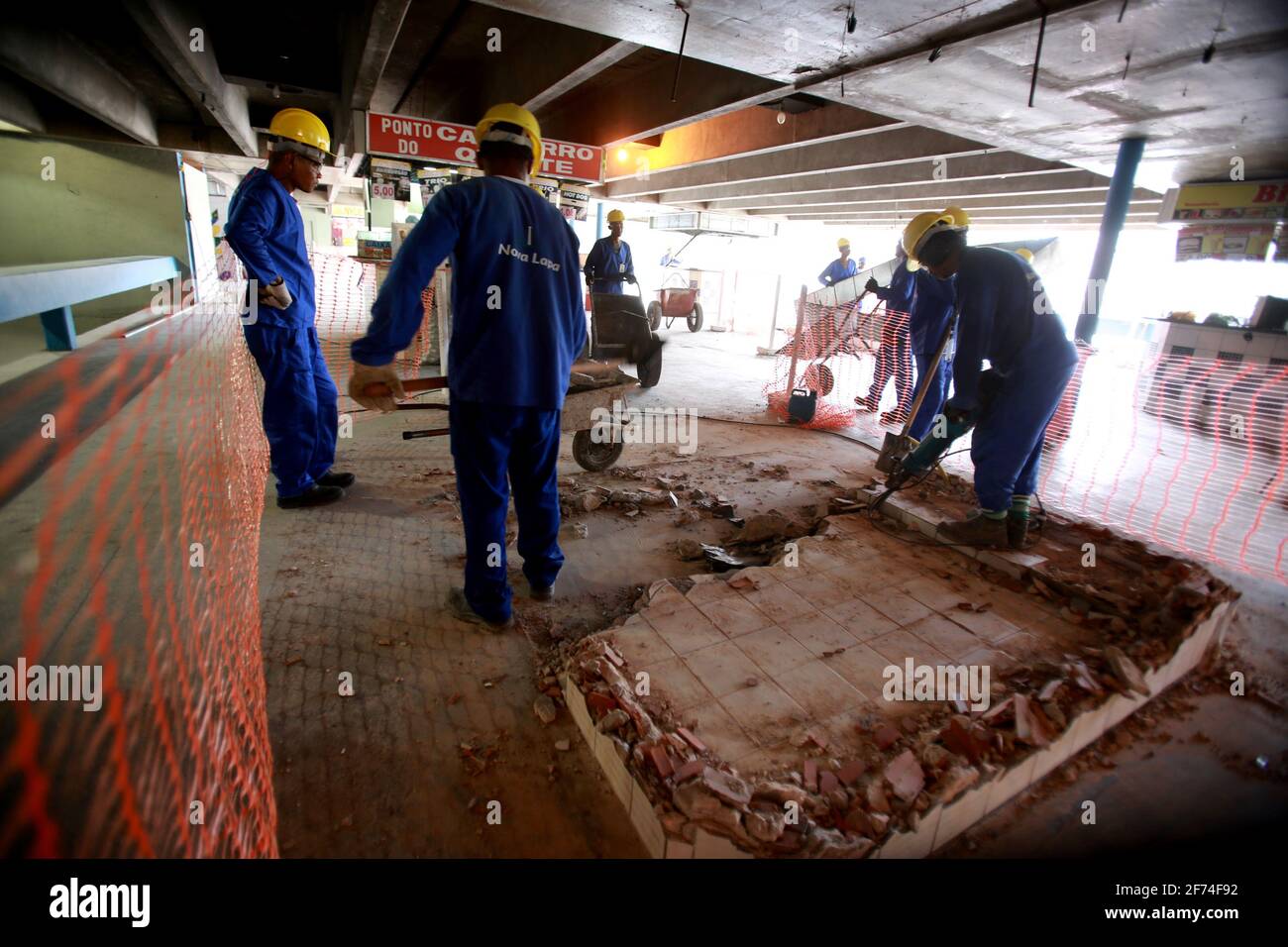 salvador, bahia / brasile - 17 marzo 2015: I lavoratori sono visti lavorare a un progetto di ristrutturazione per la stazione di Lapa nella città di Salvador. *** Loca Foto Stock
