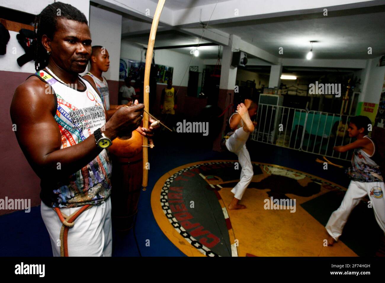 salvador, bahia / brasile - 26 marzo 2015: I caposiristi si vedono praticare l'arte marziale in una palestra nel quartiere di Pernambues nella città di Salv Foto Stock