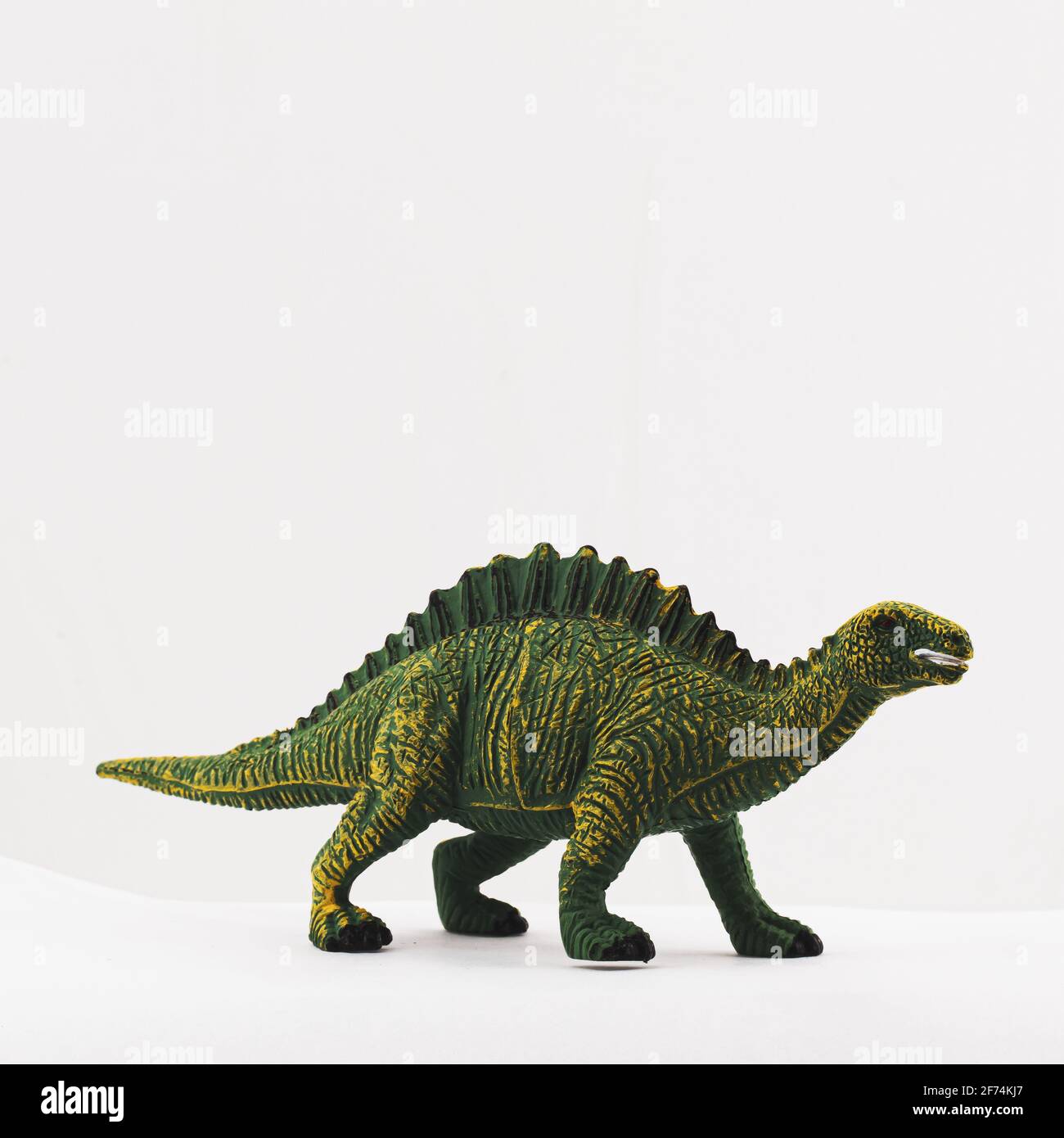 dinosauro giocattolo in plastica su sfondo bianco Foto Stock